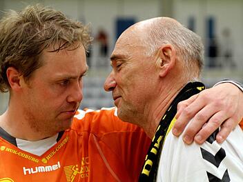 Hrvoje Horvat musste sich seiner Tränen nicht schämen. Der scheidende Trainer des HSC 2000 Coburg wurde von seinem langjährigen Torwart Haward Martinsen umarmt. Eine von vielen Freundschaften, die der kroatische Trainer auch in Zukunft pflegen will. Fotos: Timo Geldner