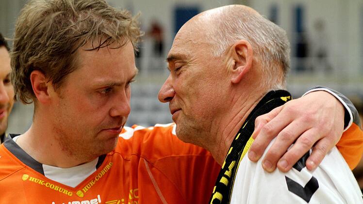 Hrvoje Horvat musste sich seiner Tränen nicht schämen. Der scheidende Trainer des HSC 2000 Coburg wurde von seinem langjährigen Torwart Haward Martinsen umarmt. Eine von vielen Freundschaften, die der kroatische Trainer auch in Zukunft pflegen will. Fotos: Timo Geldner