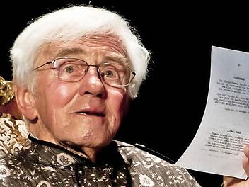 Georg Hünseler bei seiner Lesung im Coburger Theater in der Reithalle.Fotos: Jochen Berger