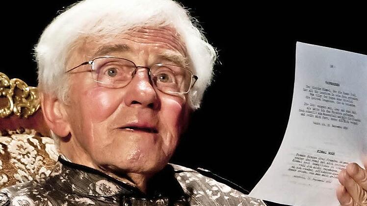 Georg Hünseler bei seiner Lesung im Coburger Theater in der Reithalle.Fotos: Jochen Berger