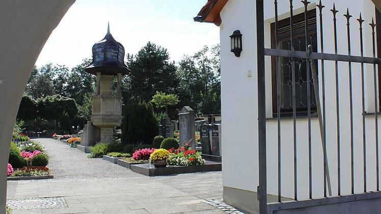 Die Zahl am Eingangsportal zeigt es: Seit 1510 gibt es den Sickershäuser Friedhof.