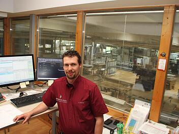 Florian Meier hat als Betriebsleiter von seinem Büro aus die Produktion in der Schreinerei Bodenschlägel im Blick. Foto: Jürgen Gärtner