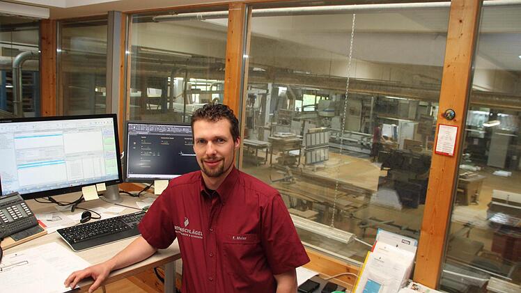 Florian Meier hat als Betriebsleiter von seinem Büro aus die Produktion in der Schreinerei Bodenschlägel im Blick. Foto: Jürgen Gärtner