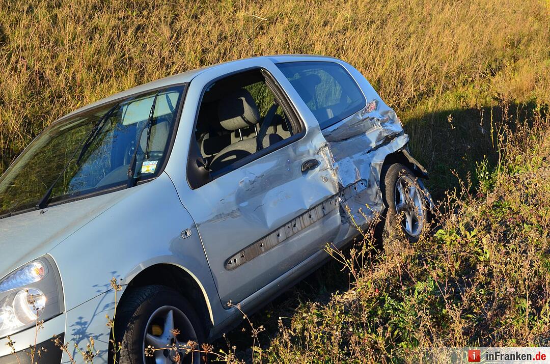 Lkw rammt Taxi auf B8