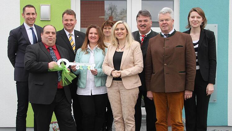 Von links: Bürgermeister Martin Bernreuther, Gunther Tischer, Dr. Volker Seitter, Anja Tischer, Martina Seitter, Ministerin Melanie Huml, Landrat Klaus Peter Söllner, MdL Ludwig von Lerchenfeld und MdB Emmi Zeulner.
