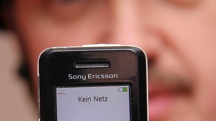 Kommandant Armin Henning zeigt sein ein Handy ohne Empfang.  Foto: Gerd Schaar