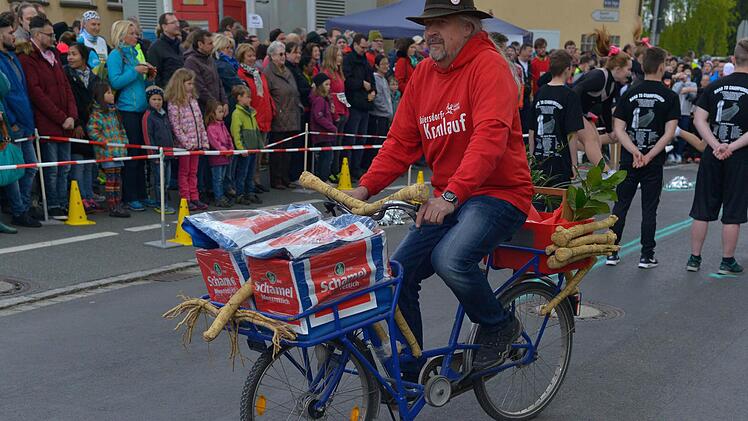 urzelgem&uuml;se, das der Veranstaltung ihren Namen gab, wurde beim Krenlauf kreativ in Szene gesetzt.  Fotos: Jochen Brosig (2) und Lauftreff Baiersdorf