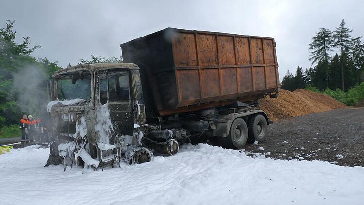 Mit Schaum gelang es der Feuerwehr, den Brand zu l&ouml;schen. Foto: Werner Vetter