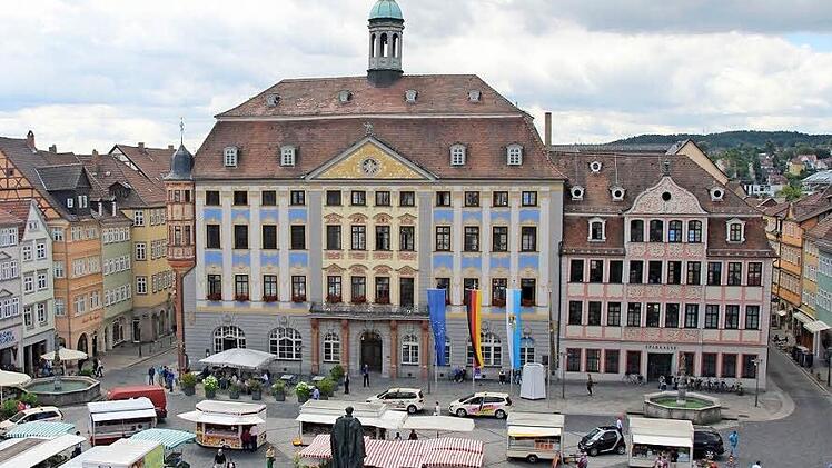 Rathaus und Sparkasse dominieren die Südseite des Coburger Marktplatzes. Die Stadt gehört zu den Anteilseignern der Sparkasse Coburg-Lichtenfels. Gewinne kann sie aus der Bank allerdings nicht herausziehen - das verhindert das Gesetz. Foto: Simone Bastian