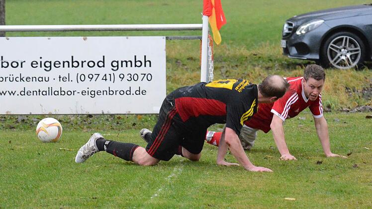 Krabbelgruppe: Irgendwas ist schiefgelaufen beim Bad Brückenauer Alexander Krämer (rechts) und Heustreus Andreas Schneider. Foto: ssp