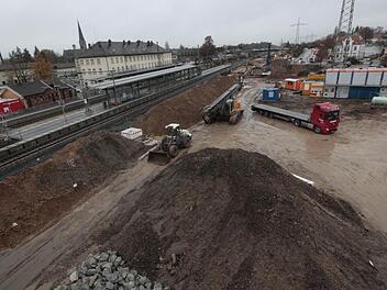 Die Baustelle Bahnhof vom Fußgänger-Behelfssteg aus Foto: Josef Hofbauer