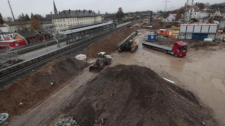 Die Baustelle Bahnhof vom Fußgänger-Behelfssteg aus Foto: Josef Hofbauer