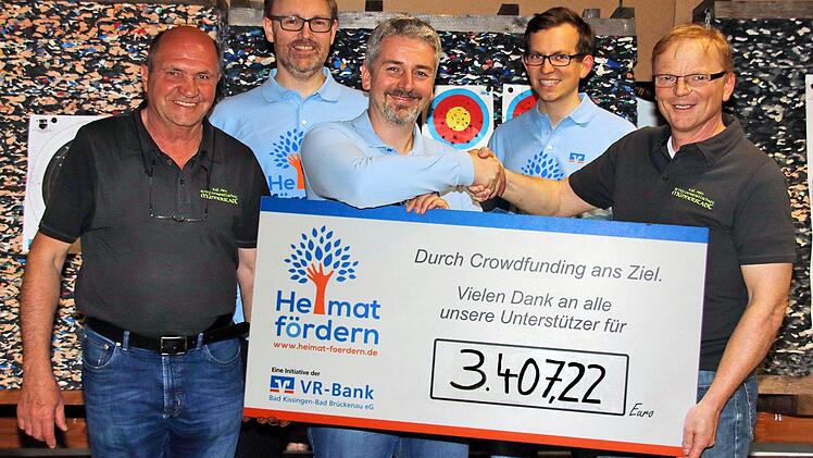 3407,33 Euro kamen bei einer "Crowdfunding"-Aktion der VR-Bank für die Sanierung und technische Aufrüstung der Sportanlagen der Schützengesellschaft zusammen. Unser Bild, das bei der symbolischen Scheckübergabe entstand, zeigt vorn Sportleiter Rainer Henneberger, Roland Schmitt (er betreut die Spendenaktionen bei der Bank) und den zweiten Schützenmeister Roland Dömling. In der zweiten Reihe Marco Wolf und Stefan Flegel (beide VR-Bank).