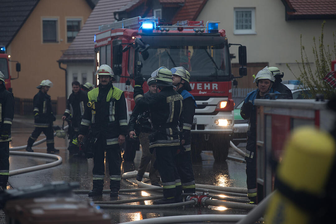 Brand in Doppelhaushälfte: Anderer Gebäudeteil in Mitleidenschaft gezogen - Bewohner leicht verletzt – Feuerwehr muss Dachstuhl öffnen, um Glutnester zu bekämpfen