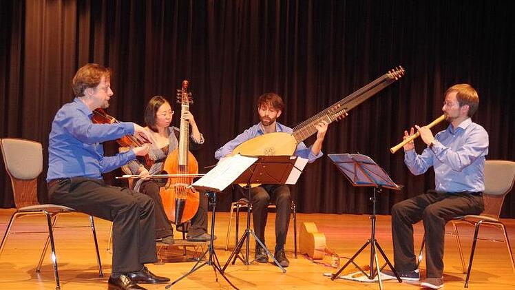 Bei seinem Konzert im Kreiskulturraum feierte das Ensemble "all'improvviso” die Freiheiten in der Aufführung von barocker Musik. Foto: Heike Schülein