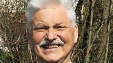 Vorsitzender Werner Pollach präsentiert stolz den Victoria-und-Albert-Plusbrief.  Foto: Desombre