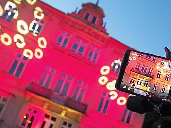 Wegen des Verbotes von größeren Veranstaltungen durch die Corona-Pandemie ist die Veranstaltungswirtschaft mit allen Zulieferern in eine Existenz bedrohende Krise geraten. Mit der "Night of Light" am Montagabend und der roten Illumination von Gebäuden im Land ruft die Branche nach Rettung. Foto: Christoph Winter