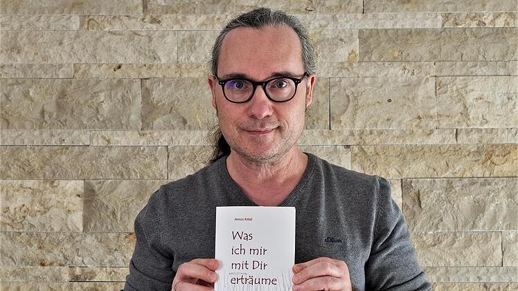 Autor Armin Rittel (49) mit seinem Debütroman.