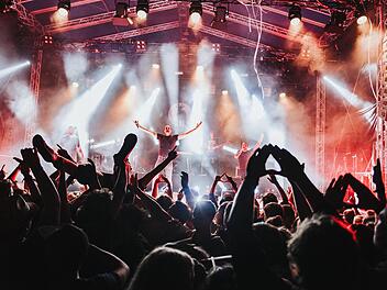 Ein Bild aus besseren Tagen: Das Lutzi-Festival bei Rottershausen geh&ouml;rt f&uuml;r die Jugend des Landkreises und dar&uuml;ber hinaus zu einem der Veranstaltungs-Highlights in der Region.