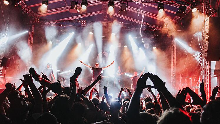 Ein Bild aus besseren Tagen: Das Lutzi-Festival bei Rottershausen geh&ouml;rt f&uuml;r die Jugend des Landkreises und dar&uuml;ber hinaus zu einem der Veranstaltungs-Highlights in der Region.