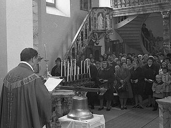 Pater Thomas Beckmann weihte  im Frühjahr 1971 die neue Glocke für die Tallkirche, die durch Spenden finanziert wurde. Foto: Stadtarchiv Münnerstadt/ Gerhard Fuhrmann