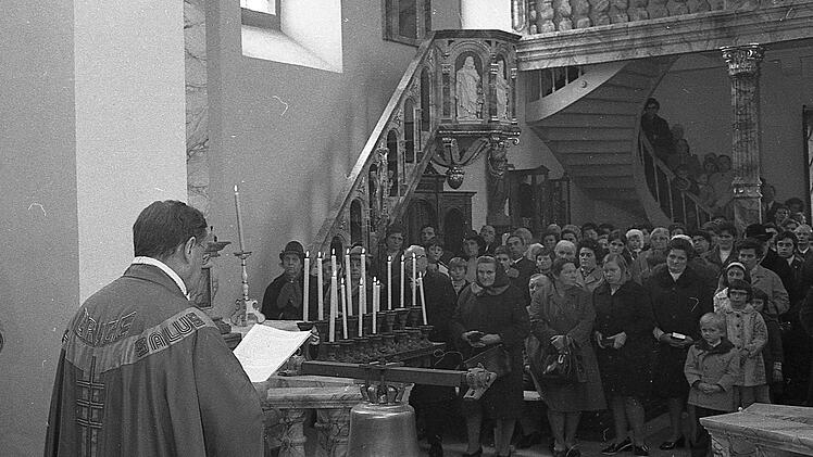 Pater Thomas Beckmann weihte  im Frühjahr 1971 die neue Glocke für die Tallkirche, die durch Spenden finanziert wurde. Foto: Stadtarchiv Münnerstadt/ Gerhard Fuhrmann