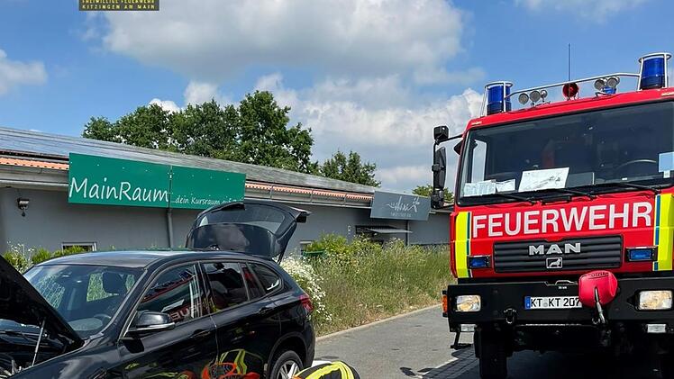 Feuerwehr Kitzingen im Einsatz: Rettung eines Baby-Kätzchens aus einem Motorblock.