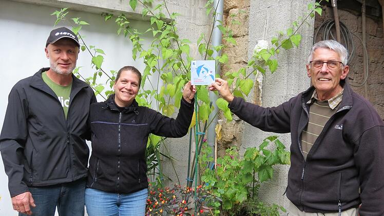 Christian und Astrid Eckert bekommen die "Schwalbenplakette" von Dieter Fünfstück überreicht.