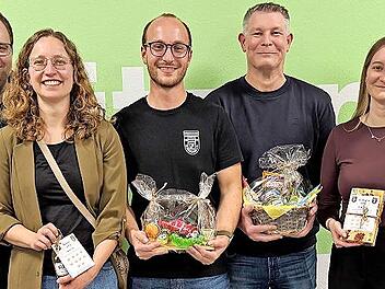 Unser Bild zeigt (von links) den B&uuml;rgermeister der Marktgemeinde Elfershausen, Johannes Krumm, 1. Sportleiter Benedikt M&uuml;ller-Bohley, Jessi Eck, Adrian Schneider, Markus Schneider, Hanna Schneider sowie 2. Sportleiter Ingo Linke.