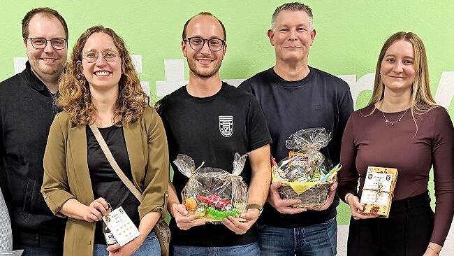 Unser Bild zeigt (von links) den B&uuml;rgermeister der Marktgemeinde Elfershausen, Johannes Krumm, 1. Sportleiter Benedikt M&uuml;ller-Bohley, Jessi Eck, Adrian Schneider, Markus Schneider, Hanna Schneider sowie 2. Sportleiter Ingo Linke.