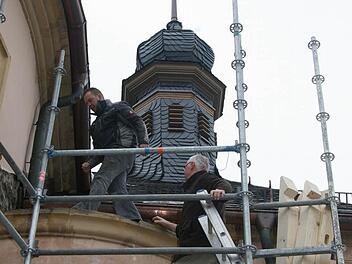 Die Abdichtung des kleinen Dächleins über der Sakristei stellte die Arbeiter vor Herausforderungen - der Statiker musste eingeschaltet werden.  Fotos: Sonja Adam