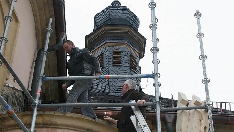 Die Abdichtung des kleinen Dächleins über der Sakristei stellte die Arbeiter vor Herausforderungen - der Statiker musste eingeschaltet werden.  Fotos: Sonja Adam