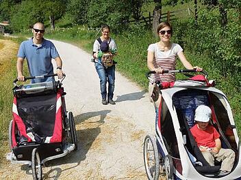 Sabine und Leopold Deschauer (rechts) mit Carolin und Klaus Wehnert auf dem Weg zur Lillachquelle.  Foto: Bernd Deschauer
