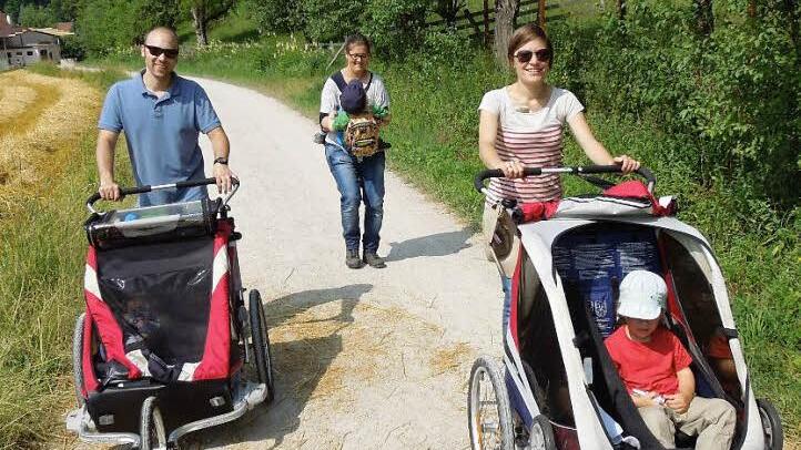 Sabine und Leopold Deschauer (rechts) mit Carolin und Klaus Wehnert auf dem Weg zur Lillachquelle.  Foto: Bernd Deschauer