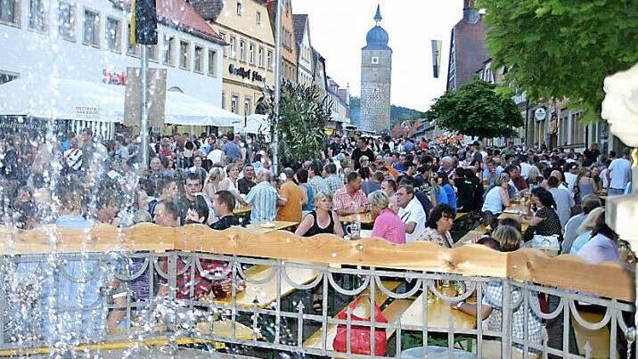Nein, ins Wasser wird das nächste Altstadtfest nicht fallen, über die Form wird aber noch gerungen. Es geht um die inhaltliche Konzeption und die Größe. Archivfoto: Ralf Kestel