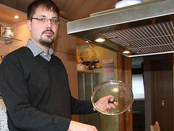 Bastian Müller aus Stadtsteinach kocht in seiner Freizeit gerne, aktuell zieht er aus seinem Elternhaus aus, denn am 1. März tritt er seine Vikariatsstelle in Forth bei Erlangen-Höchstadt an. Foto: Sonja Adam