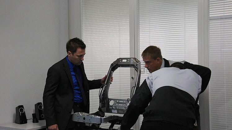 ... und bespricht sie mit den englischen Kollegen.