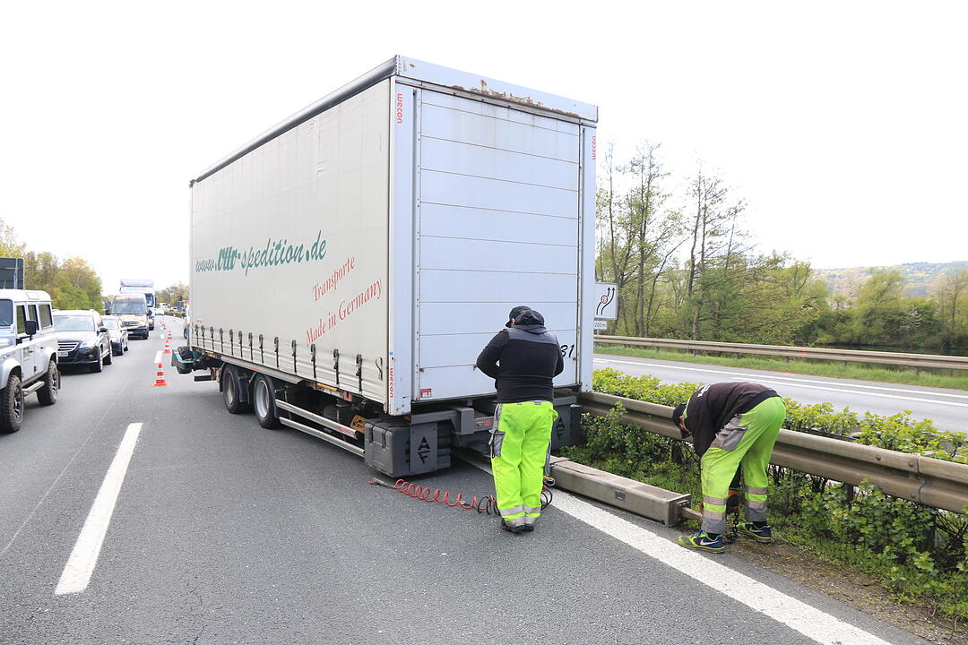 Lkw-Anhänger löst sich auf A73 bei Forchheim