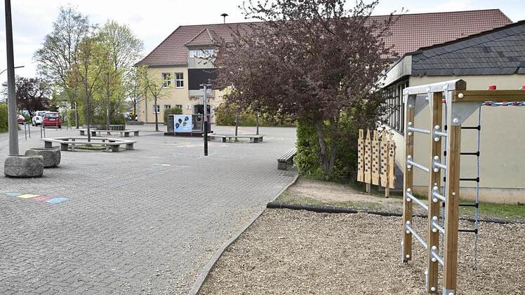 Schön und nun einladend ist der neu gestaltete Pausenhof an der Regiomontanus-Grundschule in Königsberg geworden. Foto: Gerold Snater