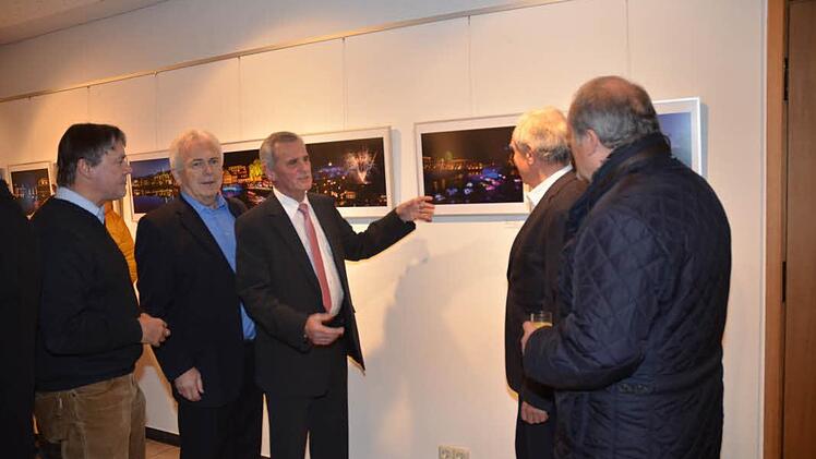 Viel Gesprächsstoff und Bewunderung über schöne Bilder gab es bei der Ausstellungseröffnung "Kronach leuchtet 2016" in der Galerie im Landratsamt Kronach (v. l.): Gerhard Wunder (Bürgermeister von Steinwiesen und Landratstellvertreter), Hartmut Nenninger (Organisationsteam), Landrat Oswald Marr, Rainer Kober (Vorsitzender Kronach Creativ) und Willi Karl (Vorsitzender Kunstverein Kronach).  Foto: Karl-Heinz Hofmann
