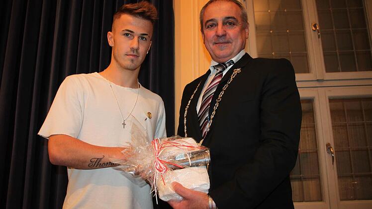 Niklas Dorsch, dem Bürgermeister Robert Hümmer die Sportmedaille in Gold verliehen hatte, steht als Profifußballer in Diensten des FC Bayern München. Seiner Heimat ist der junge Mann nach wie vor verbunden.