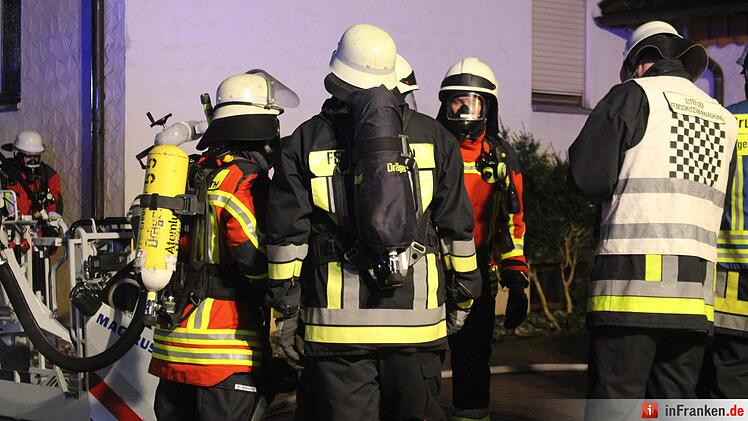 Feuerwehr löscht Traktor