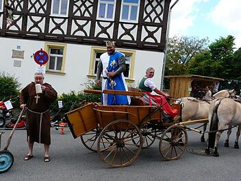 Einen Spa&szlig; haben die "Schmalzbuam" immer parat. "K&ouml;nig Lou" kam in der Pferdekutsche und als M&ouml;nch hatte Markus Weschenfelder das Freibier im Handwagen. Foto: Karin G&uuml;nther