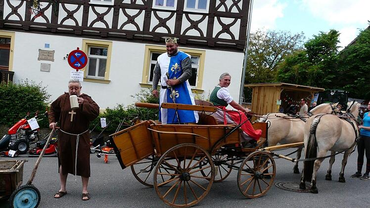 Einen Spa&szlig; haben die "Schmalzbuam" immer parat. "K&ouml;nig Lou" kam in der Pferdekutsche und als M&ouml;nch hatte Markus Weschenfelder das Freibier im Handwagen. Foto: Karin G&uuml;nther