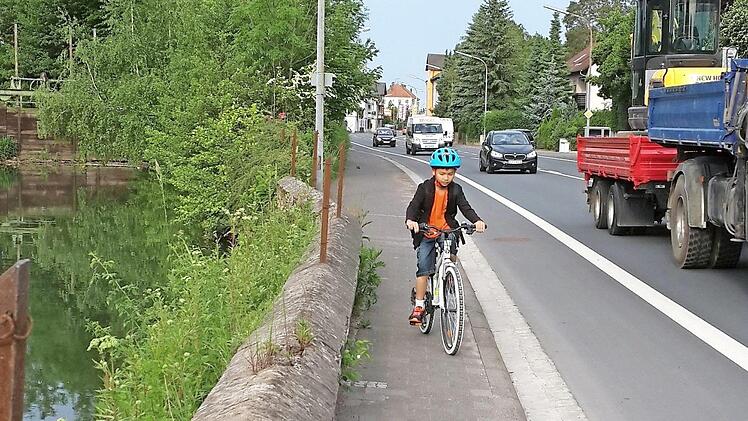 Gefährlicher Schulweg: Zwischen Lkw und Wiesent gibt es entlang der Reuther Straße nur eine kleine Mauer.  Foto: privat