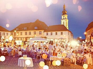 Am morgigen Samstag steigt auf dem Stadtsteinacher Marktplatz zum vierten Mal das "Diner en blanc". Organisator Tobias Schöffel hofft auf schönes Wetter und einen neuen Besucherrekord. Foto: Archiv