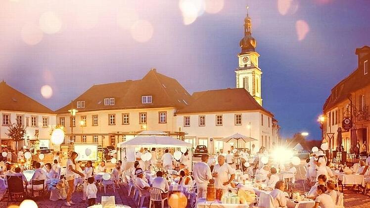 Am morgigen Samstag steigt auf dem Stadtsteinacher Marktplatz zum vierten Mal das "Diner en blanc". Organisator Tobias Schöffel hofft auf schönes Wetter und einen neuen Besucherrekord. Foto: Archiv