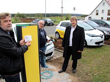 Bürgermeister Horst Rehder (links), Hans Hölling und Ralf Schwarz vom Bayernwerk an der neuen LadesäuleRichard Sänger