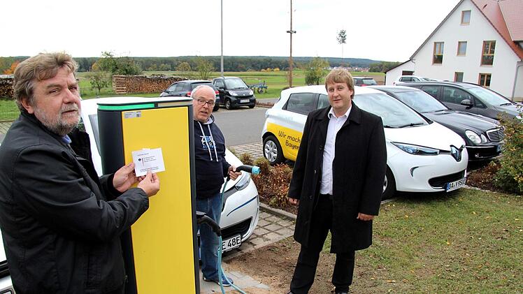 Bürgermeister Horst Rehder (links), Hans Hölling und Ralf Schwarz vom Bayernwerk an der neuen LadesäuleRichard Sänger