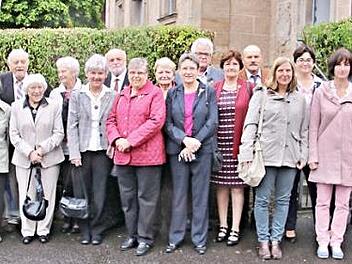 23 von 25 gemeldeten Konfirmanden und Konfirmandinnen waren zum Festgottesdienst aus Anlass ihrer Jubelkonfirmation am Sonntagvormittag in die Kirche Hafenpreppach gekommen, um mit Pfarrer Stefan Köttig den Festtag zu begehen. Foto: Helmut Will